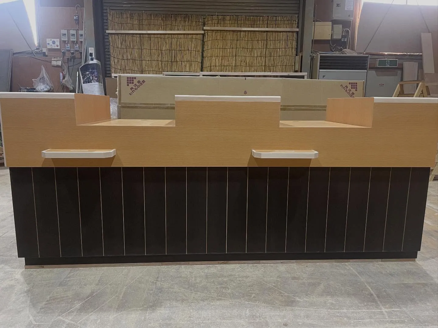 店舗のレジカウンター製作依頼を受け、心を込めて製作いたしまし...