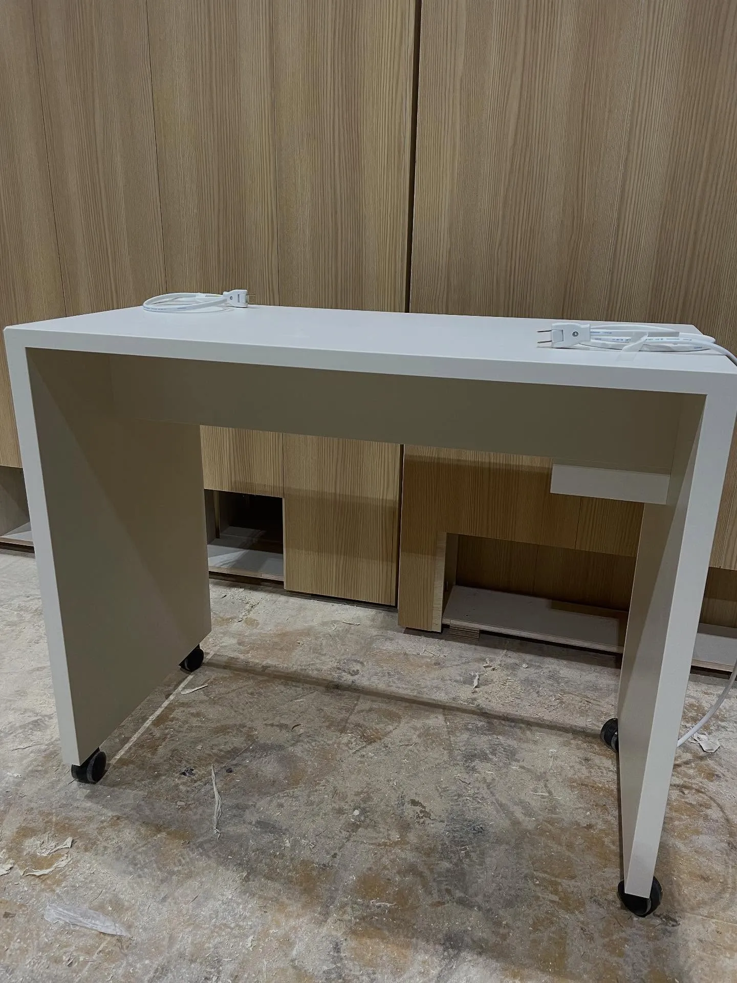 美容サロンのカウンセリングテーブルの製作依頼をいただき、誠に...