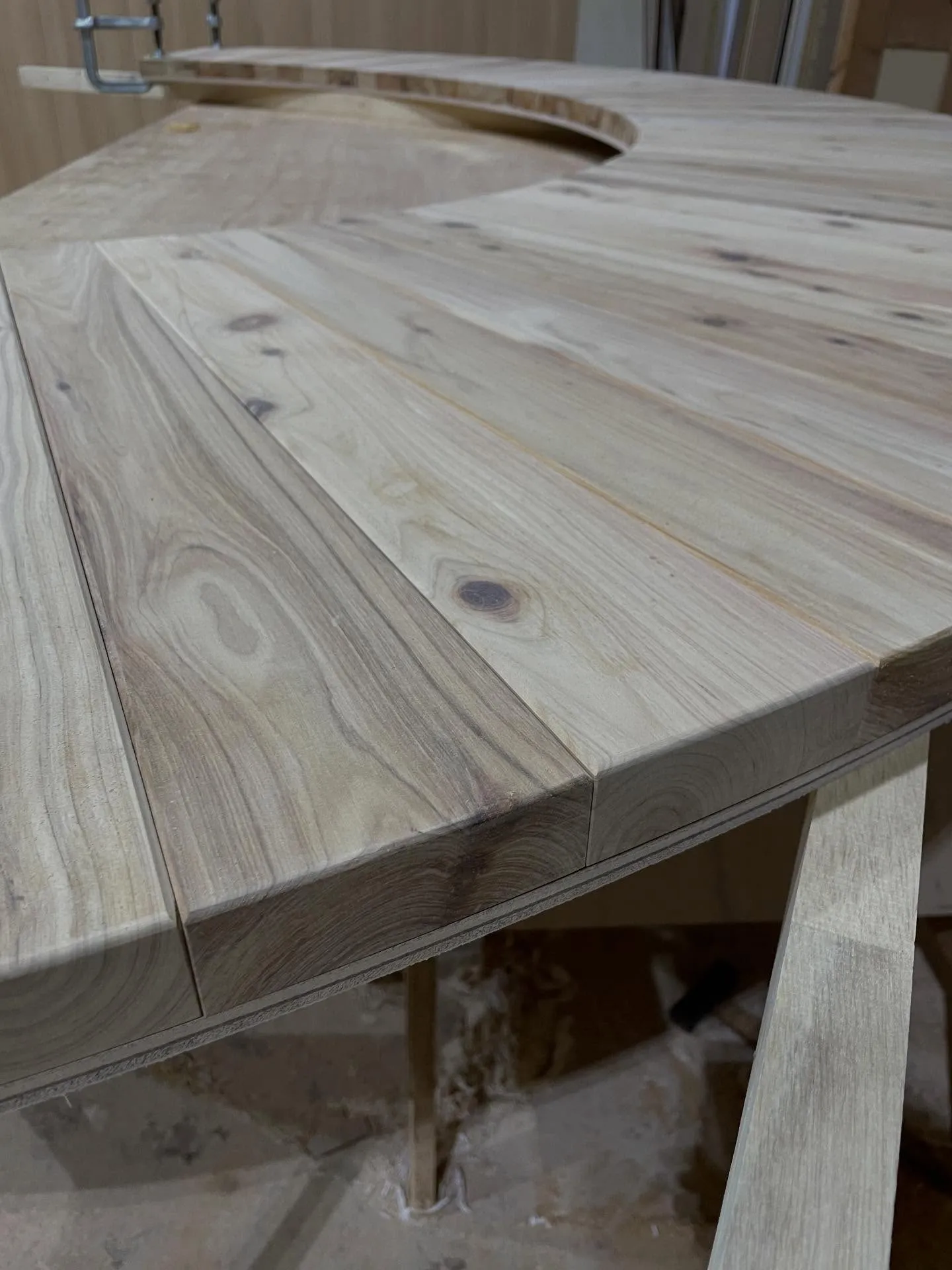 前回の投稿に続き、マンションエントランスに設置するコンソール...