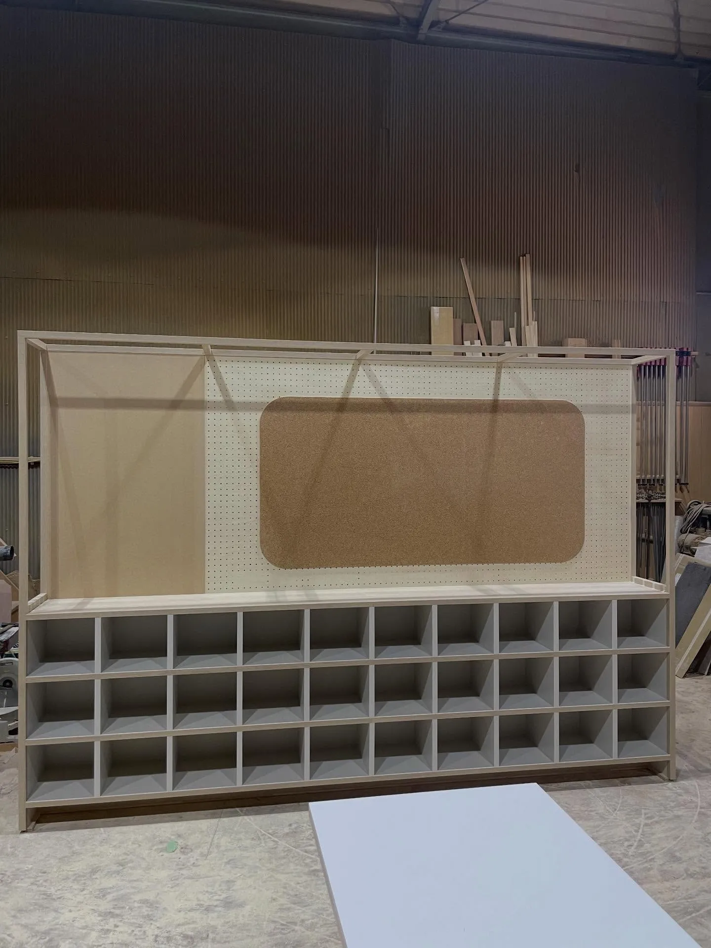 この度、とある施設様向けにインフォメーション一体型下駄箱の製...