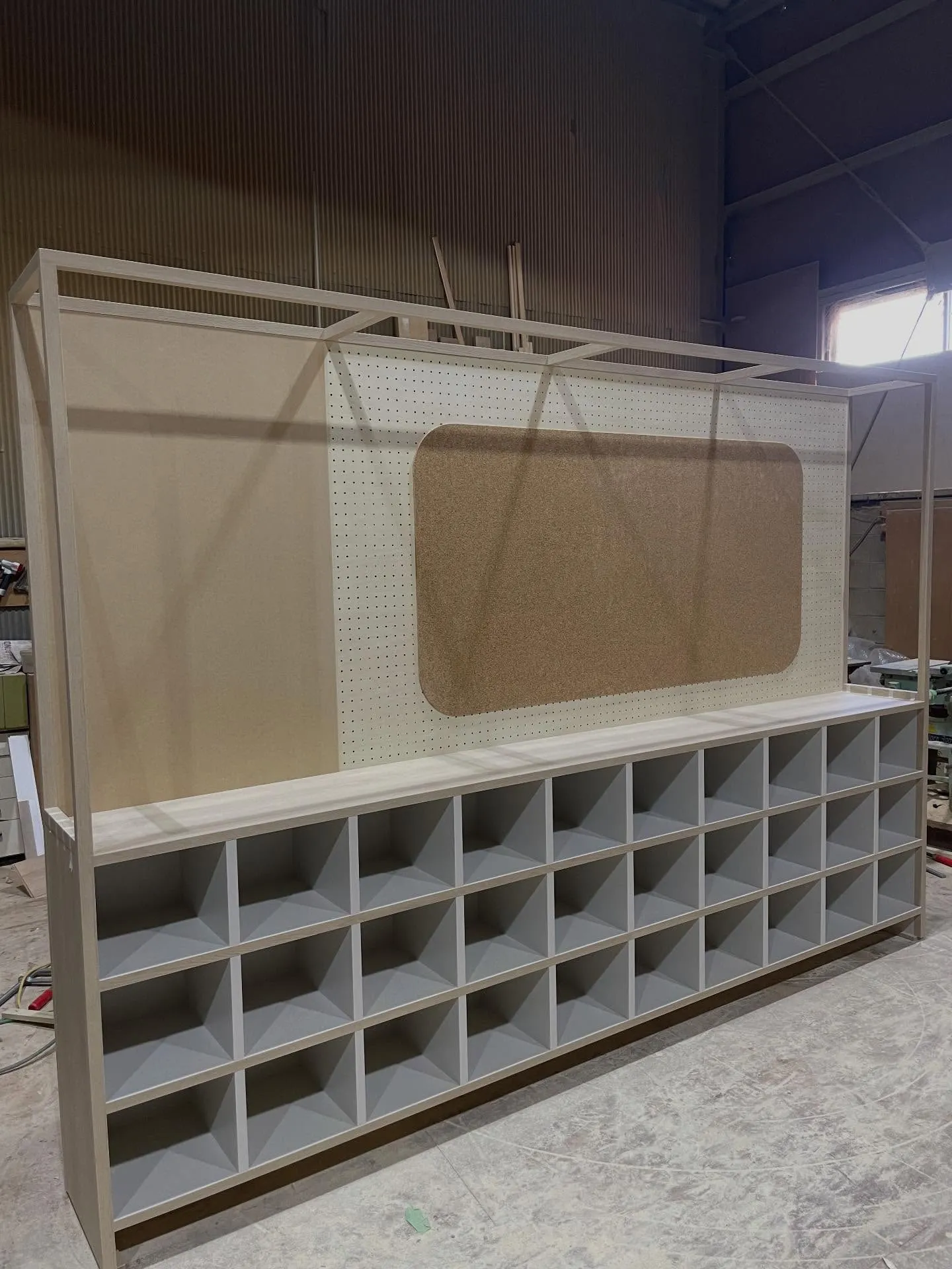 この度、とある施設様向けにインフォメーション一体型下駄箱の製...