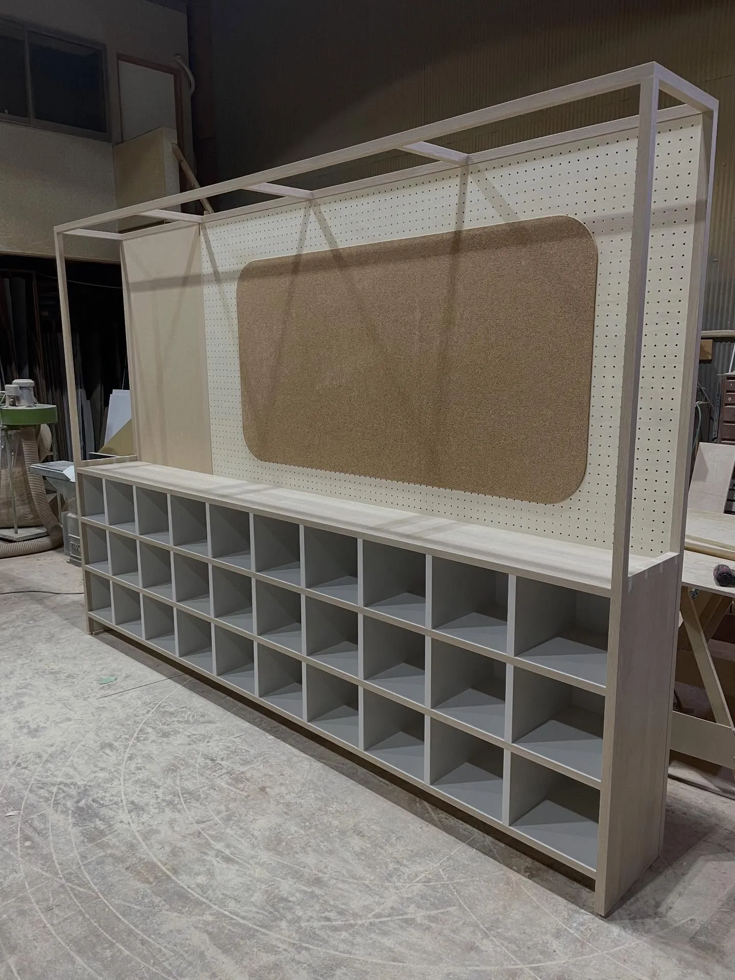 この度、とある施設様向けにインフォメーション一体型下駄箱の製...