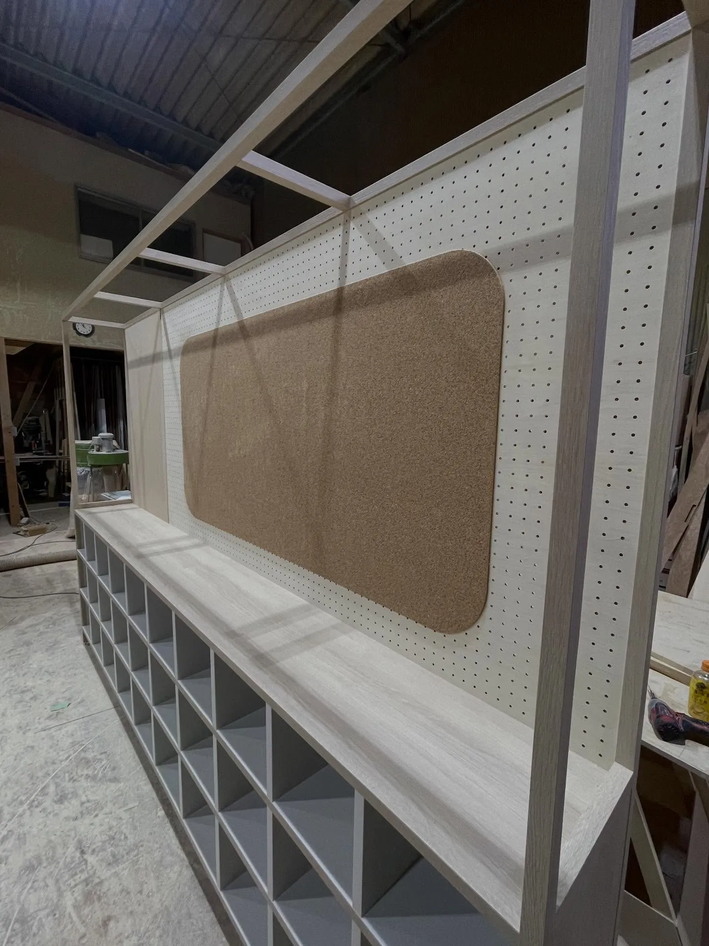 この度、とある施設様向けにインフォメーション一体型下駄箱の製...