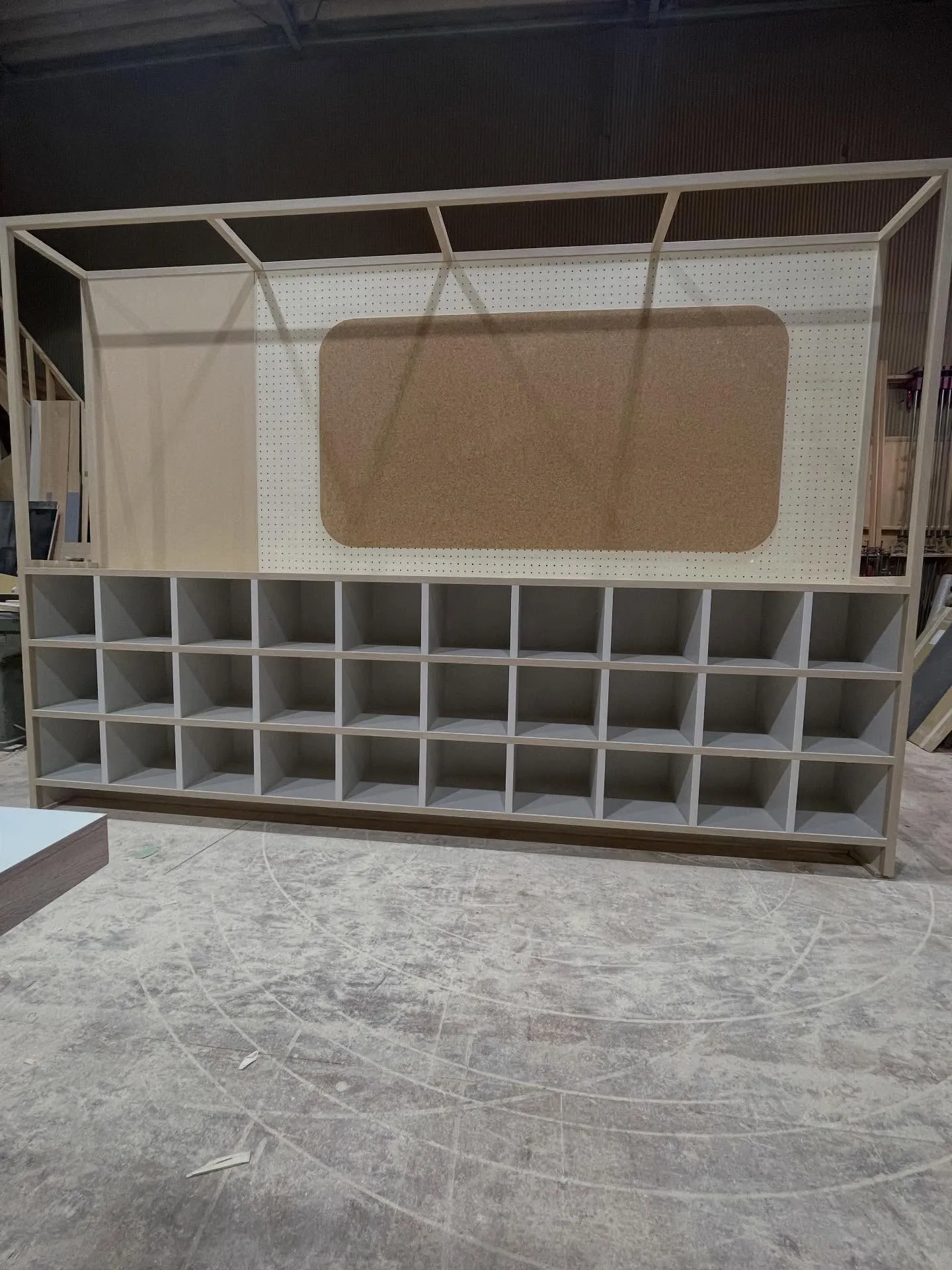 この度、とある施設様向けにインフォメーション一体型下駄箱の製...