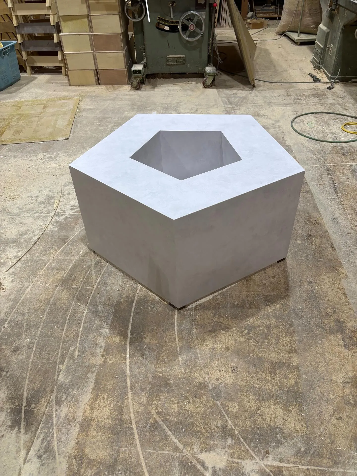 この度、とある施設様向けに造作花台の製作依頼をいただき誠にあ...