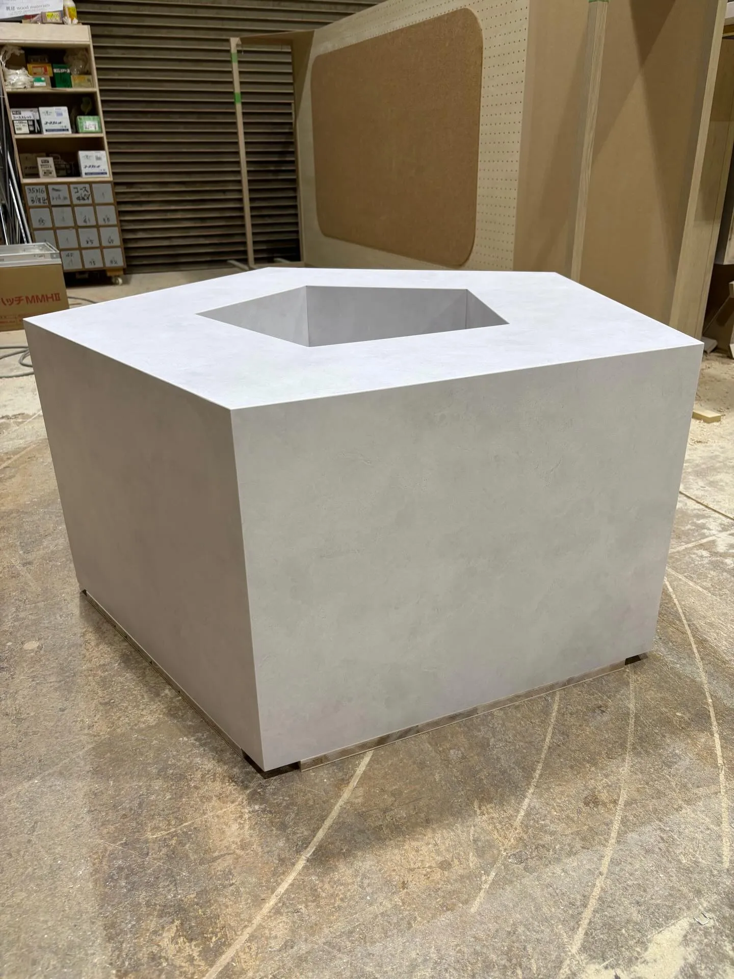 この度、とある施設様向けに造作花台の製作依頼をいただき誠にあ...