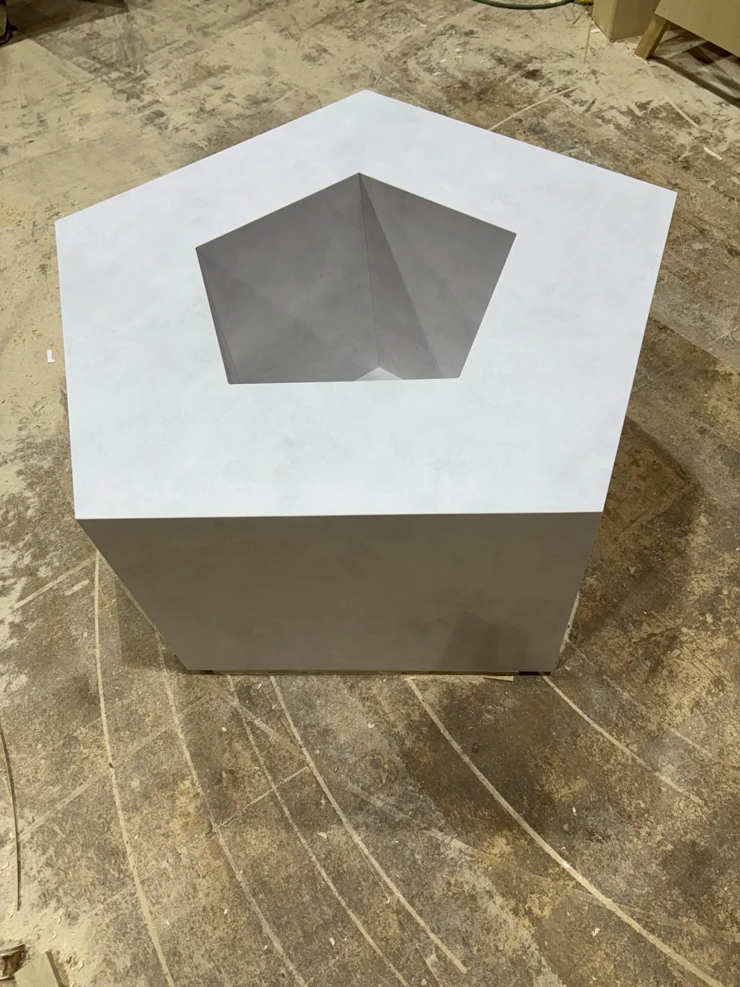 この度、とある施設様向けに造作花台の製作依頼をいただき誠にあ...