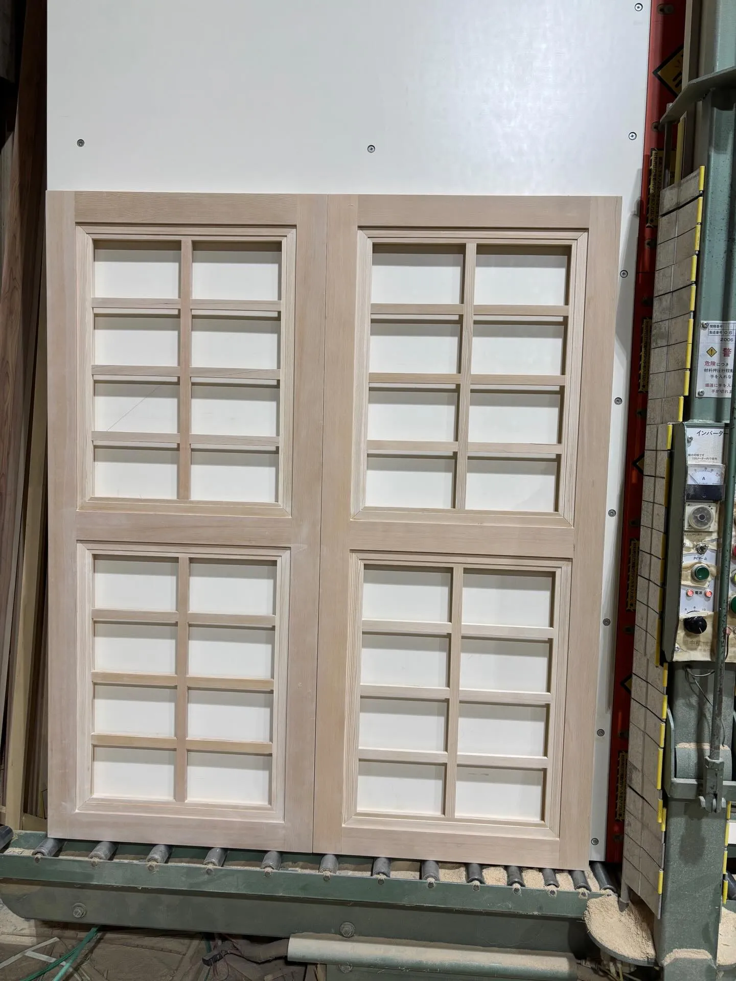 この度、とある施設様向けに造作建具の製作依頼をいただき誠にあ...