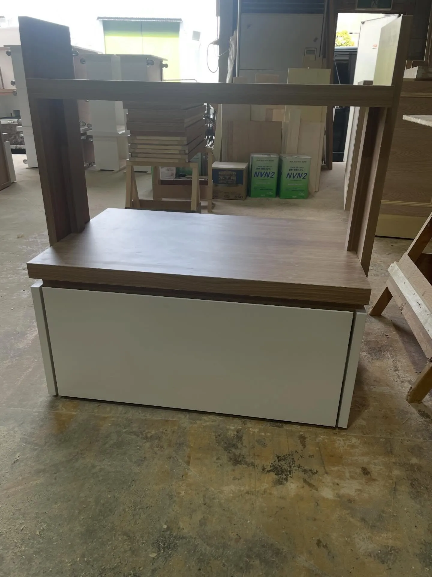 この度、とある施設様向けにおみやげ用陳列台の製作依頼をいただ...