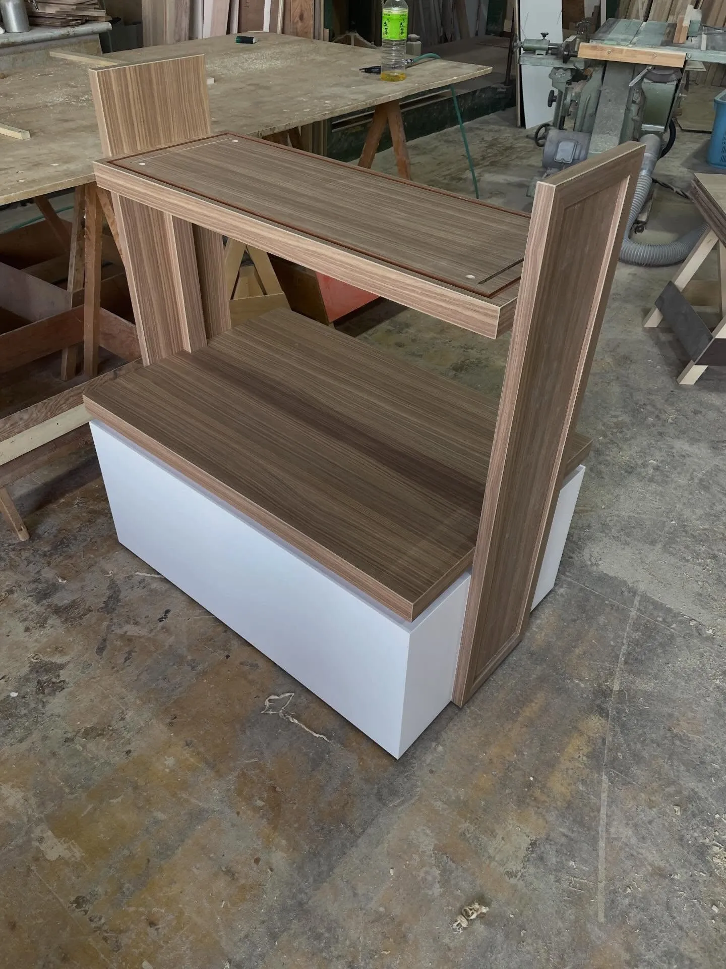 この度、とある施設様向けにおみやげ用陳列台の製作依頼をいただ...