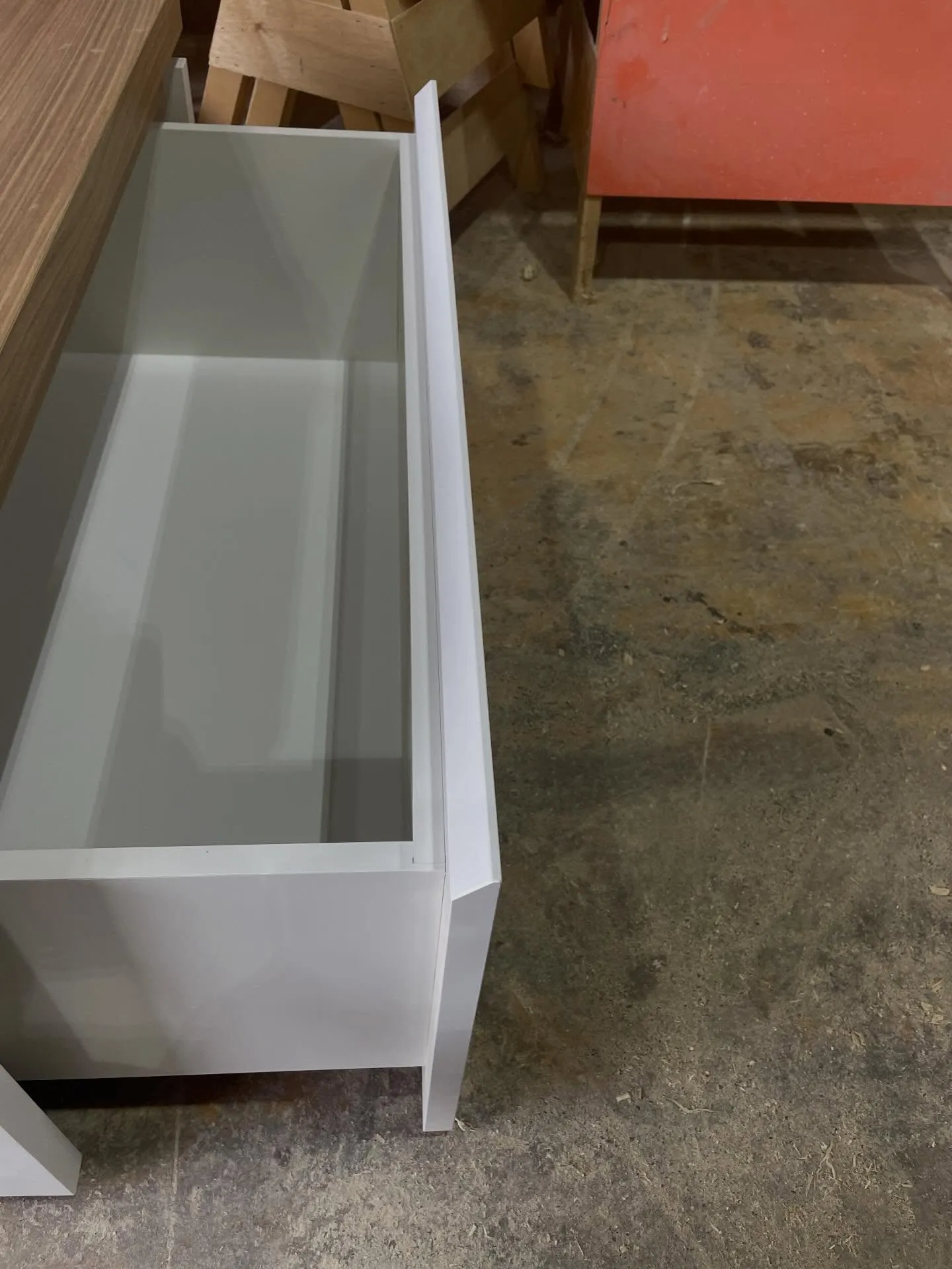 この度、とある施設様向けにおみやげ用陳列台の製作依頼をいただ...