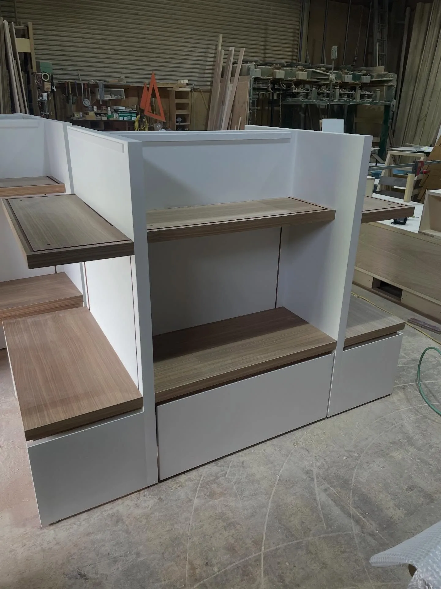 この度、とある施設様向けにおみやげ用陳列台の製作依頼をいただ...