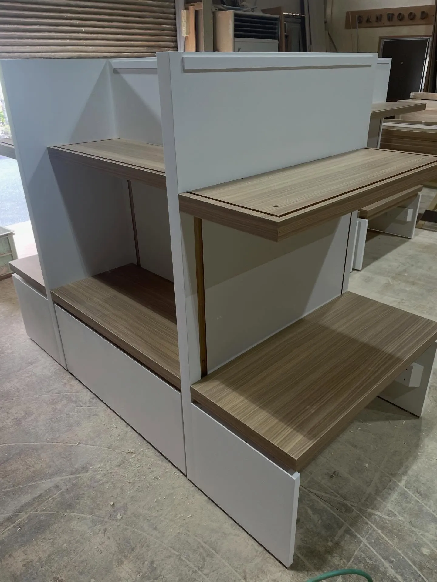 この度、とある施設様向けにおみやげ用陳列台の製作依頼をいただ...