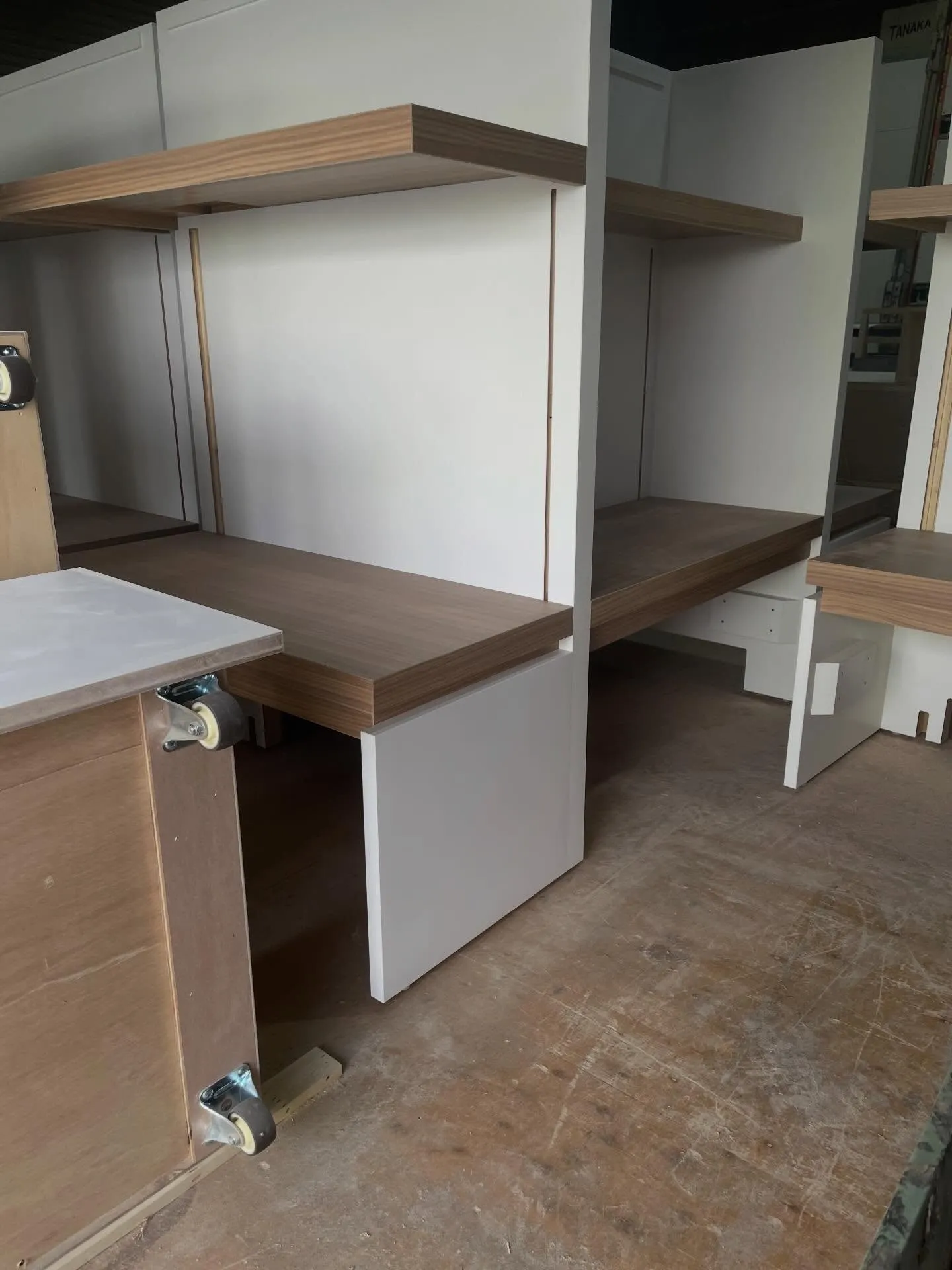 この度、とある施設様向けにおみやげ用陳列台の製作依頼をいただ...