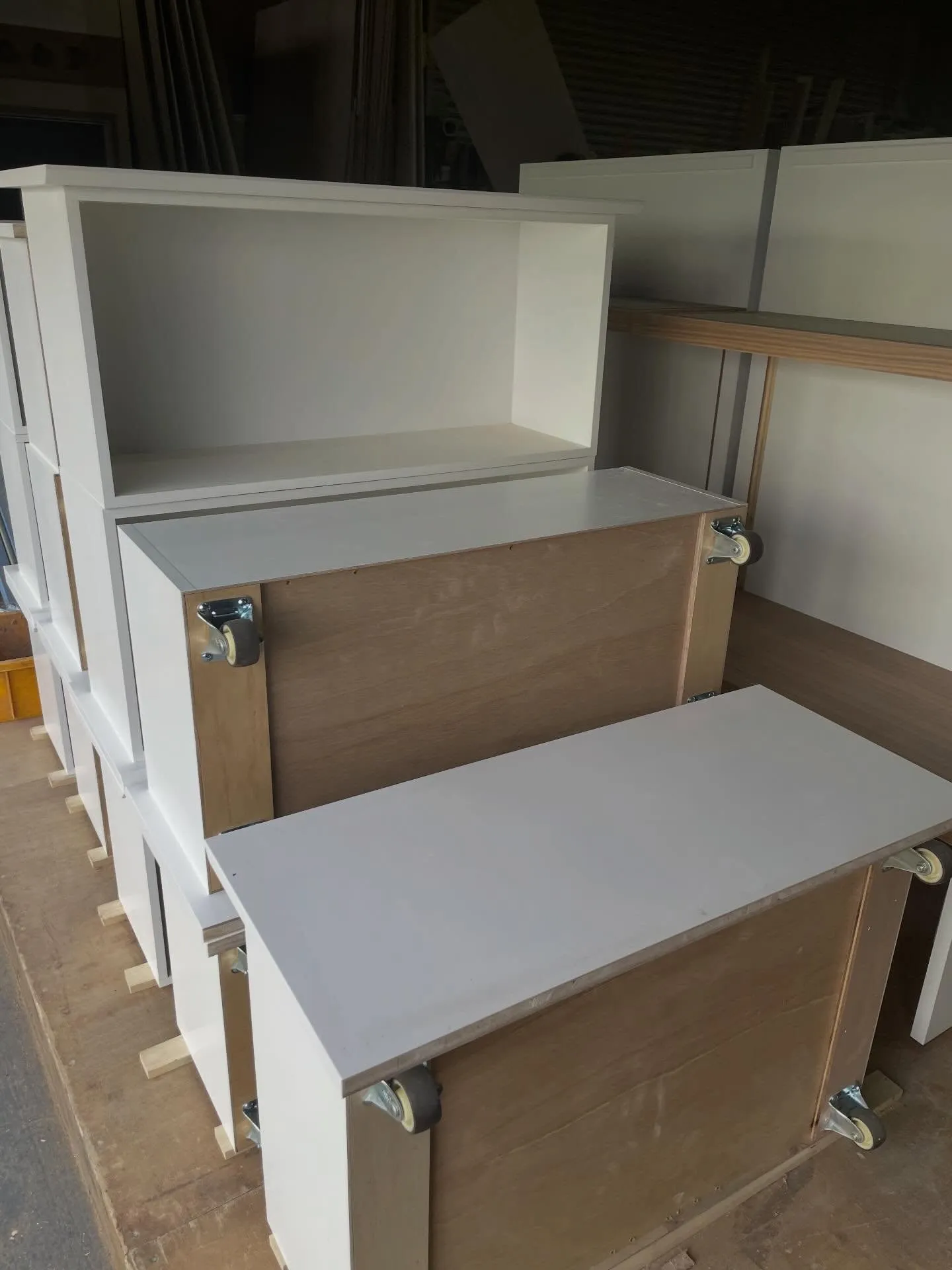 この度、とある施設様向けにおみやげ用陳列台の製作依頼をいただ...